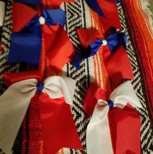 Brand new hair bows u get 6